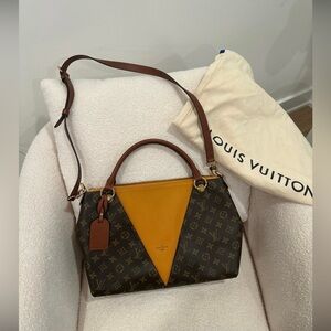 Louis Vuitton V tote